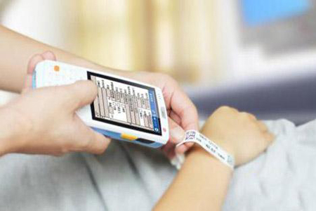 医疗PDA扫描腕带条码